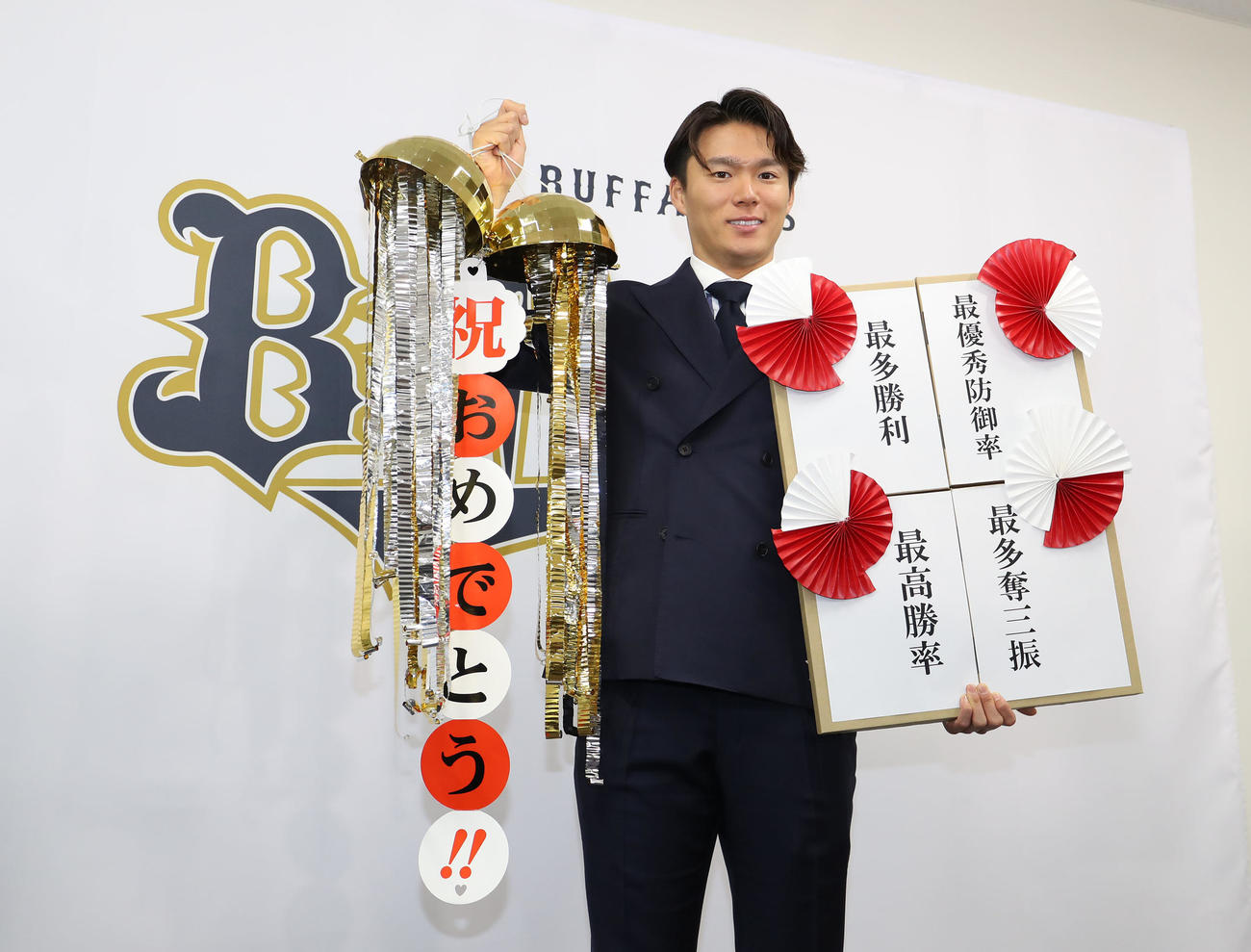 契約更改を終えて笑顔で記念撮影に納まるオリックス山本（撮影・白石智彦）