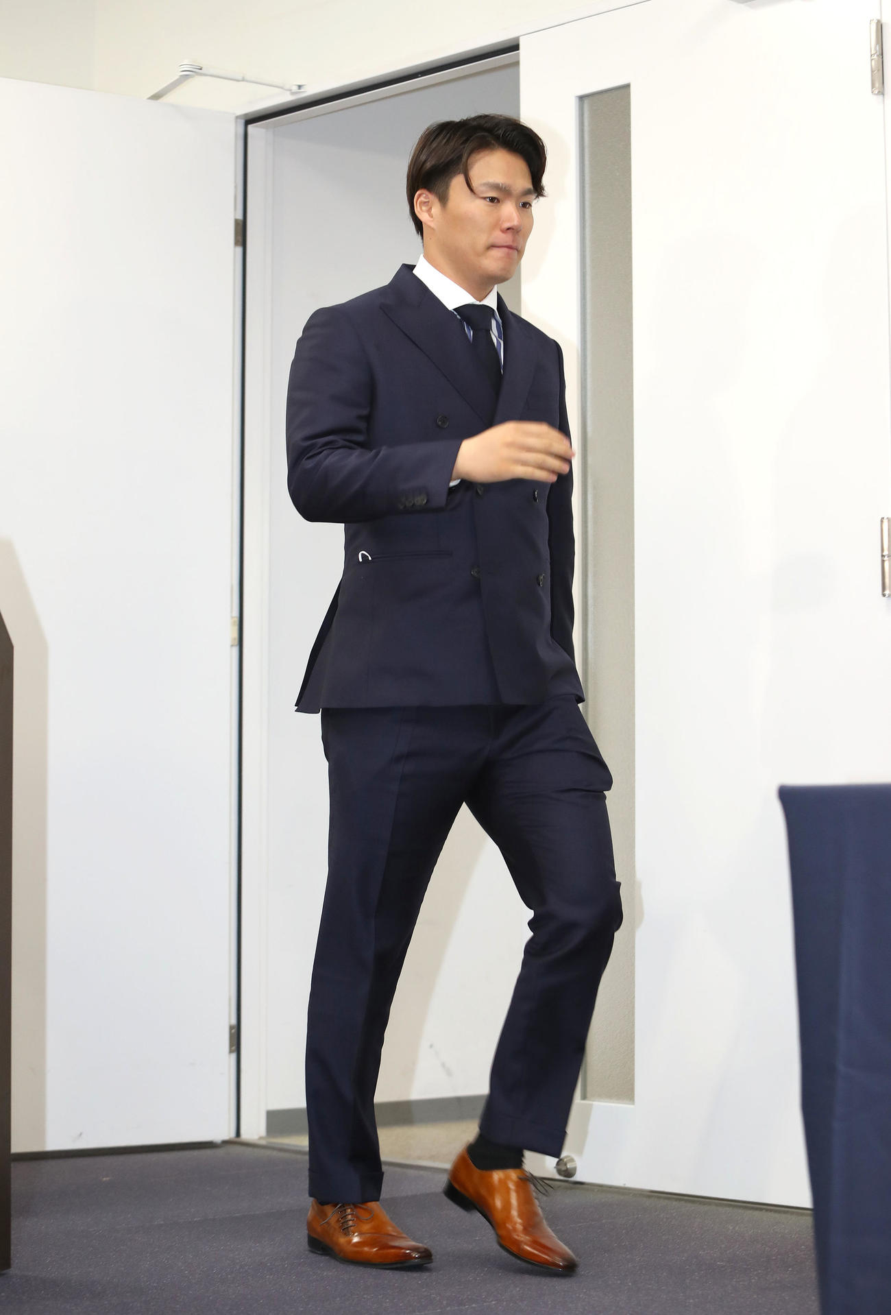 契約更改を終えて会見場に入室するオリックス山本（撮影・白石智彦）