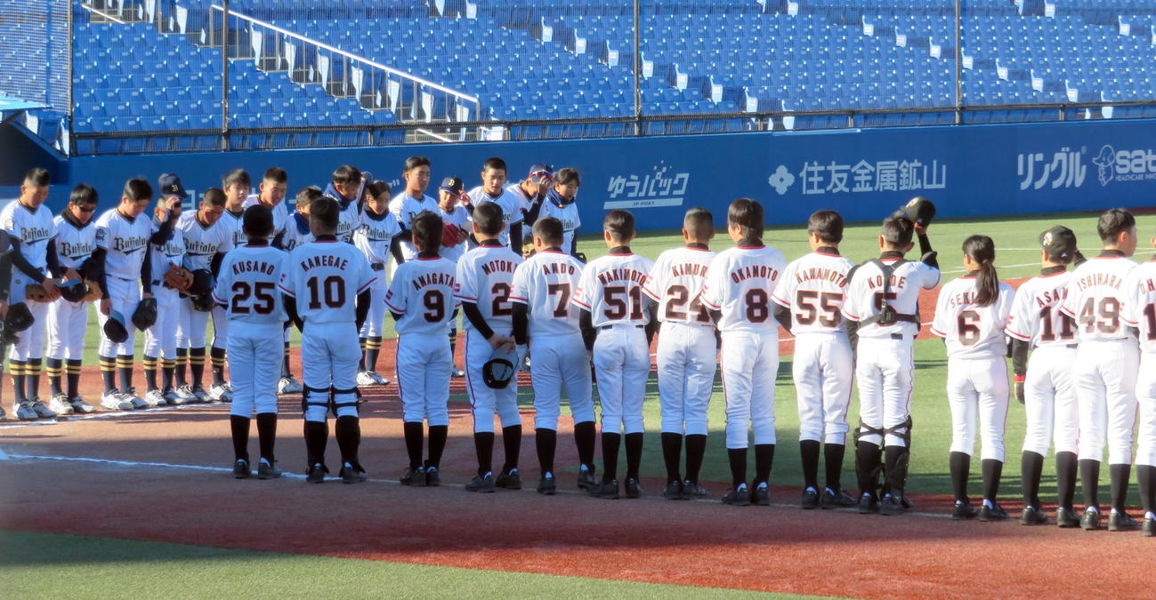 巨人対オリックス　試合前にオリックスの選手（奥）とあいさつする巨人の選手たち（撮影・鎌田直秀）