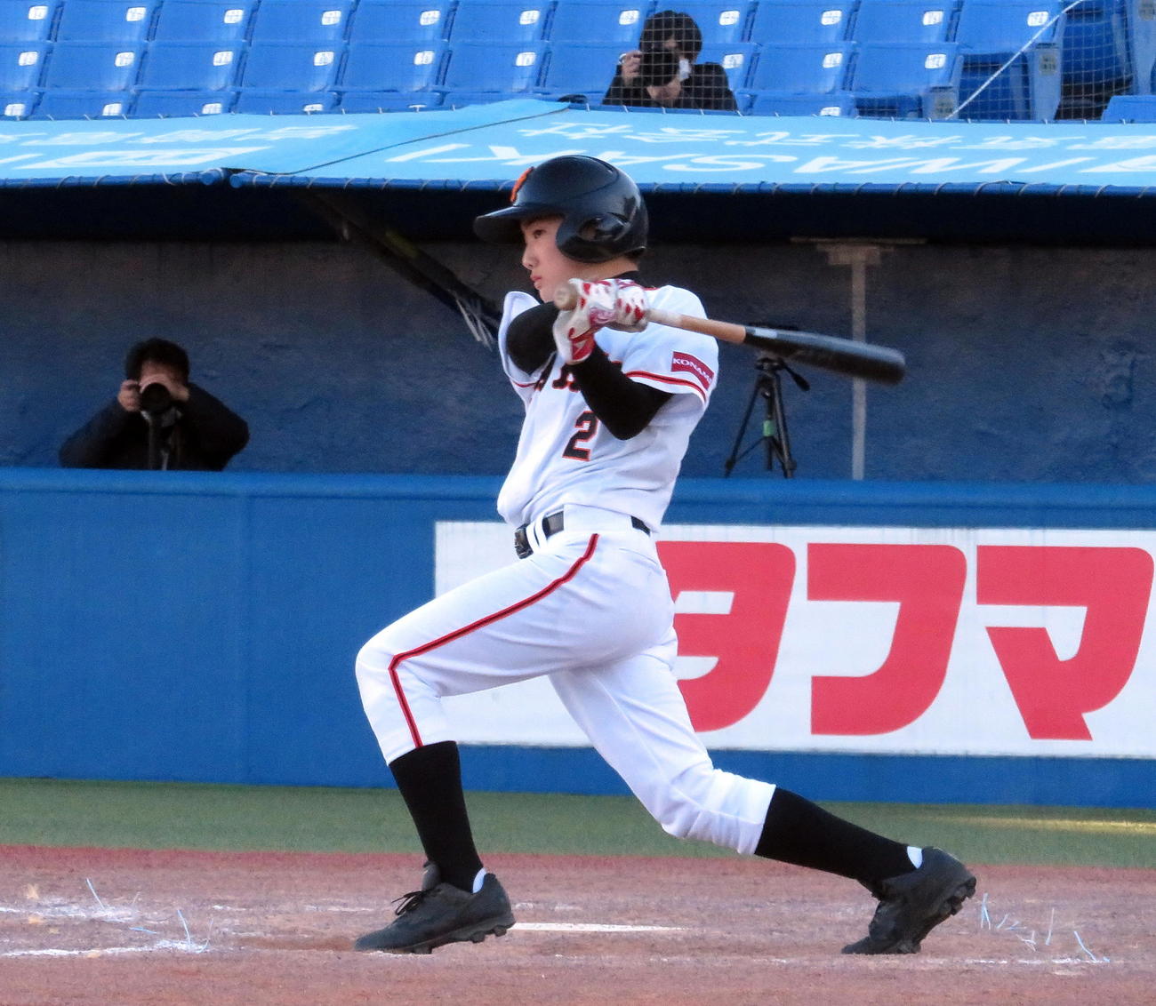 巨人対オリックス　4回表巨人2死、フルスイングする元木瑛介内野手（撮影・鎌田直秀）