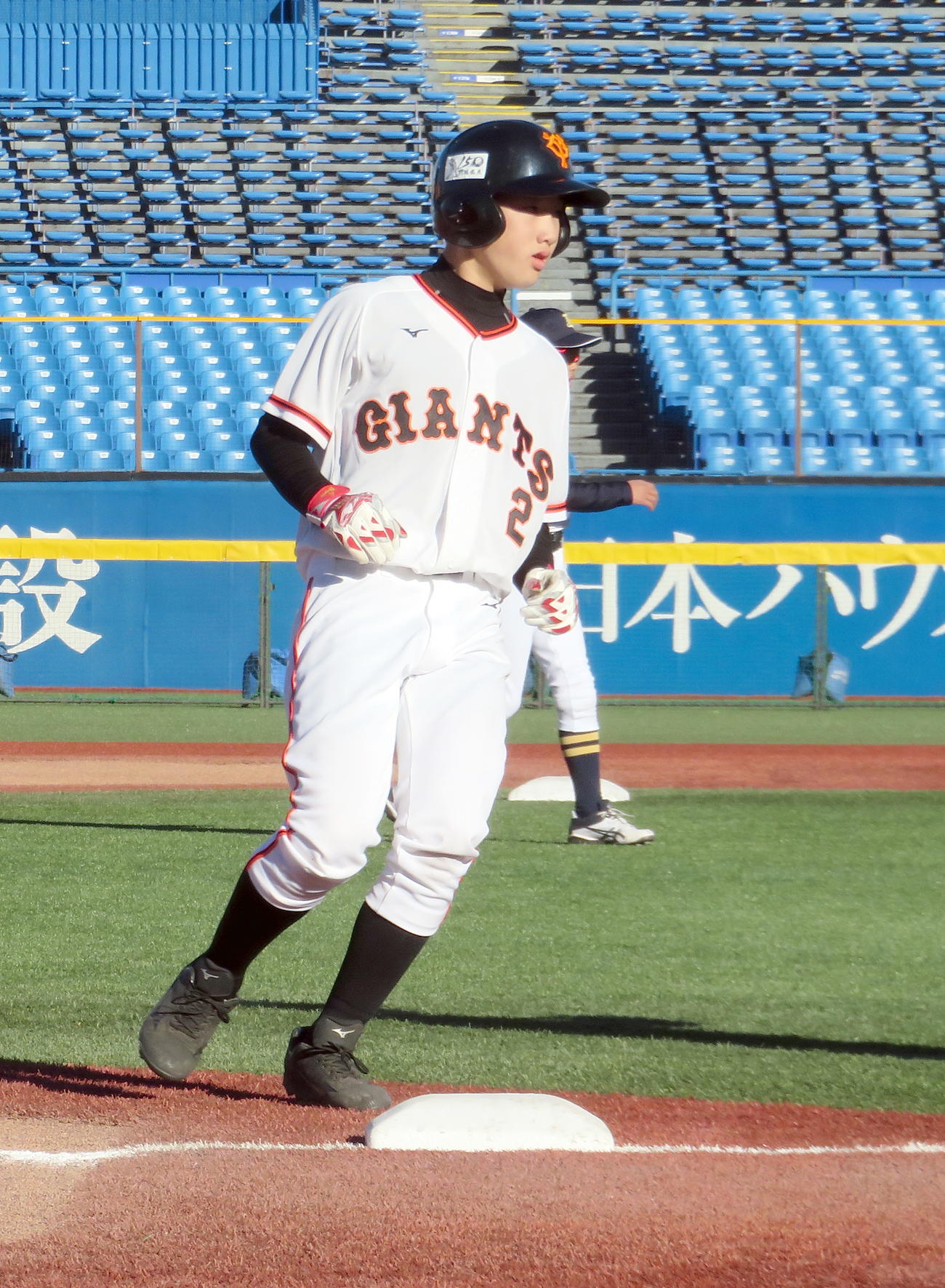 巨人対オリックス　3回表巨人1死二塁、三塁に到達する元木瑛介内野手（撮影・鎌田直秀）