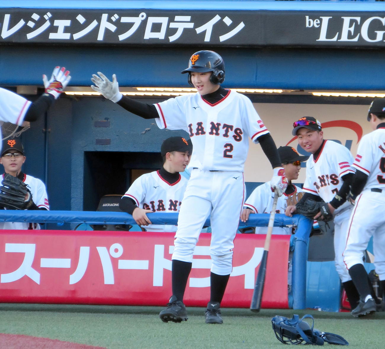 巨人対オリックス　生還した仲間をハイタッチで迎える巨人の元木瑛介内野手（撮影・鎌田直秀）