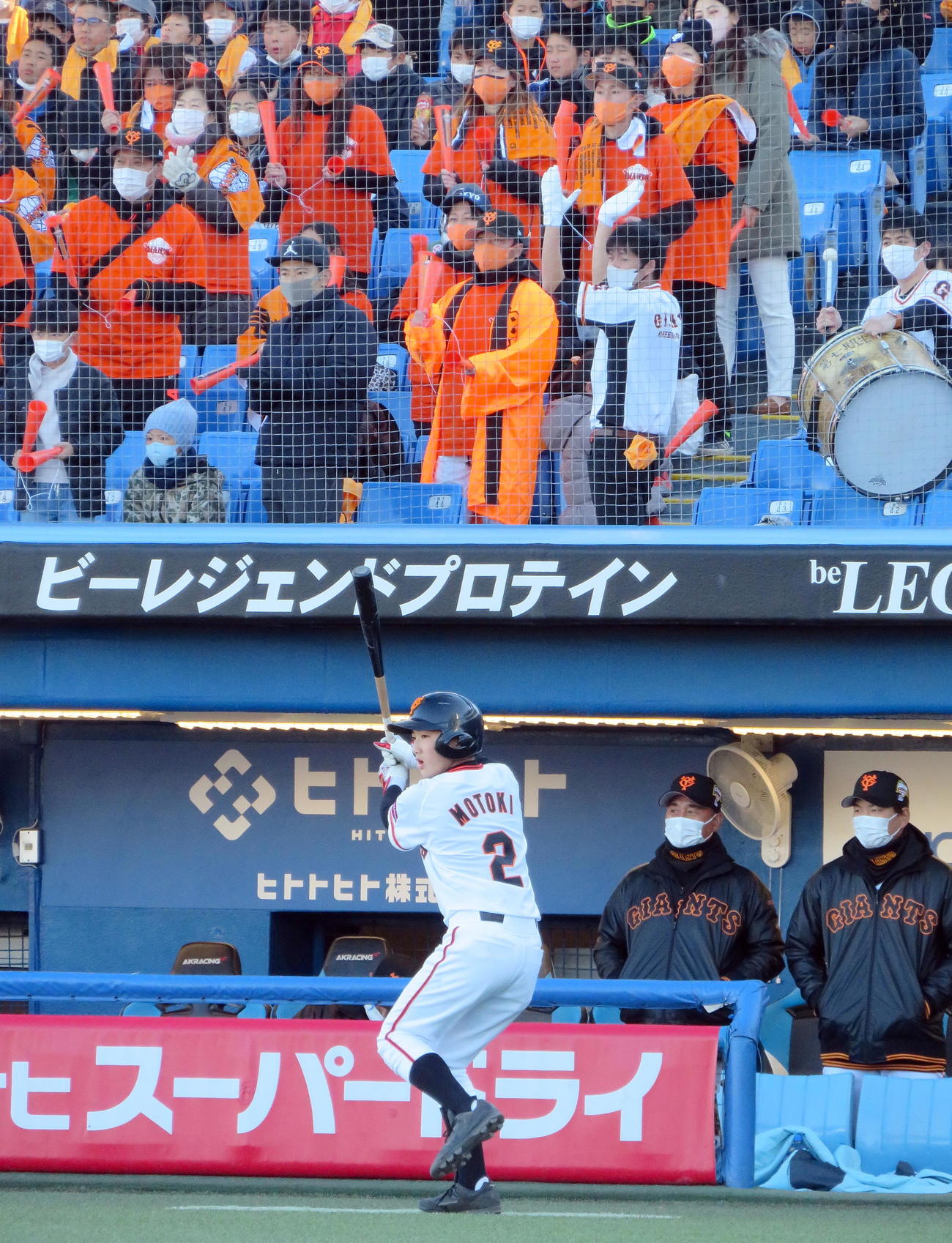 巨人対オリックス　オレンジ色に染まる応援席前で素振りをする巨人の元木瑛介内野手（撮影・鎌田直秀）