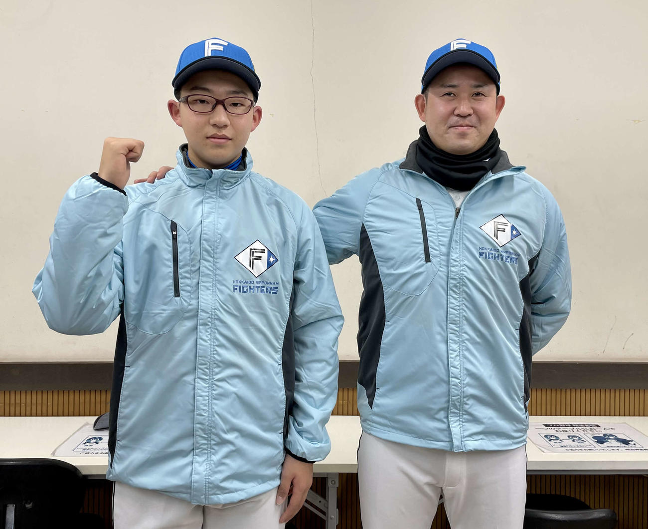 日本ハム対ヤクルト　初戦に勝利した日本ハムの竹内主将（左）と須永監督（撮影・保坂恭子）