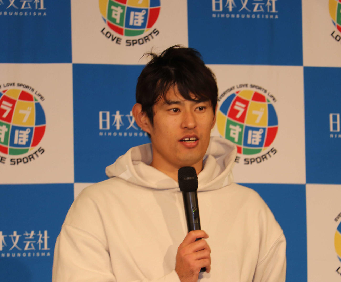 トークショーに出演し、現役引退をファンに報告した井納（撮影・小早川宗一郎）