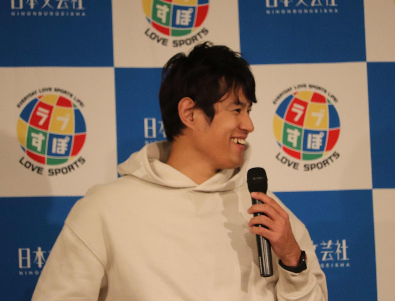 トークショーに出演し、現役引退をファンに報告した井納（撮影・小早川宗一郎）