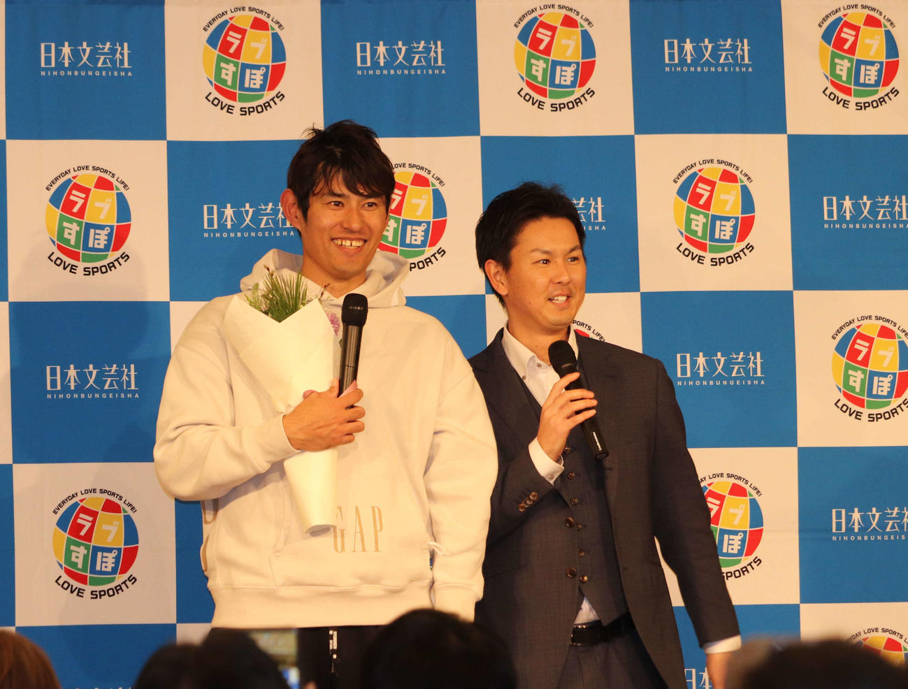 トークショーに出演し、現役引退をファンに報告した井納（左）とサプライズゲストとして訪れた元DeNAで同学年の須田（撮影・小早川宗一郎）
