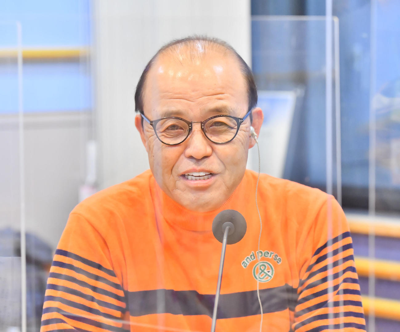 MBSラジオに出演し笑顔で話す阪神岡田監督（撮影・和賀正仁）
