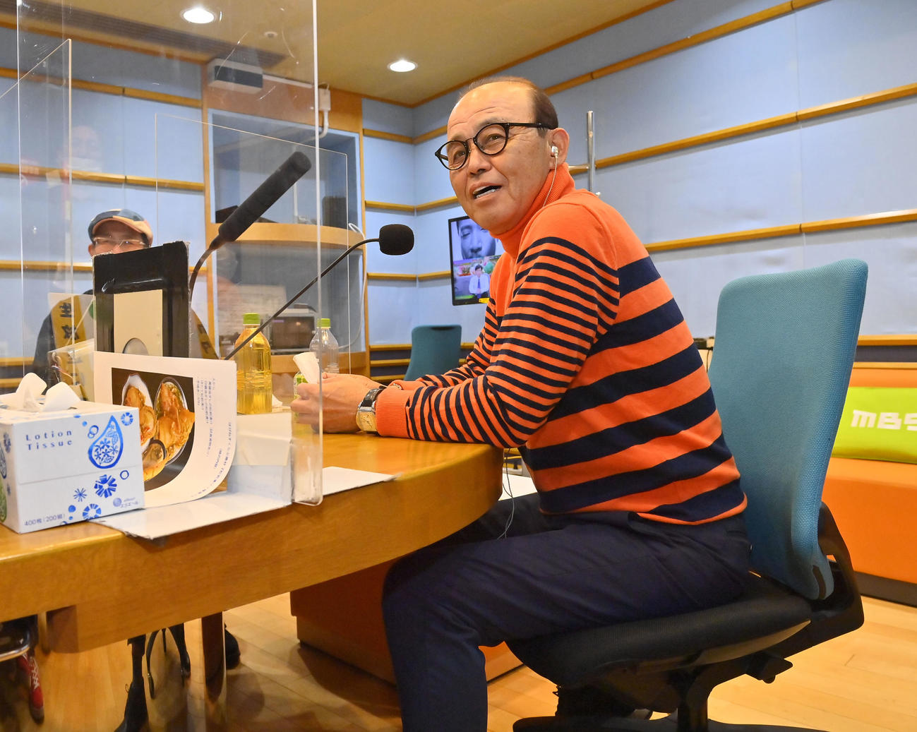 MBSラジオに出演し笑顔で話す阪神岡田監督（撮影・和賀正仁）