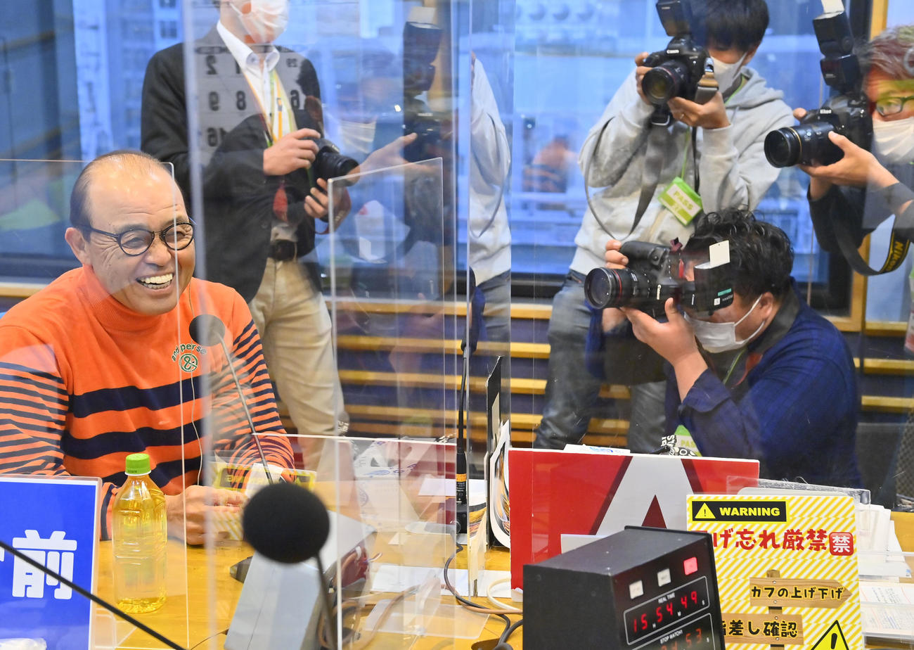 MBSラジオに出演し笑顔で話す阪神岡田監督（撮影・和賀正仁）