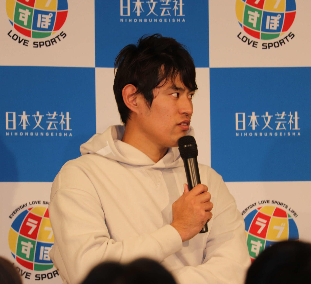 トークショーに出演し、現役引退をファンに報告した井納（撮影・小早川宗一郎）