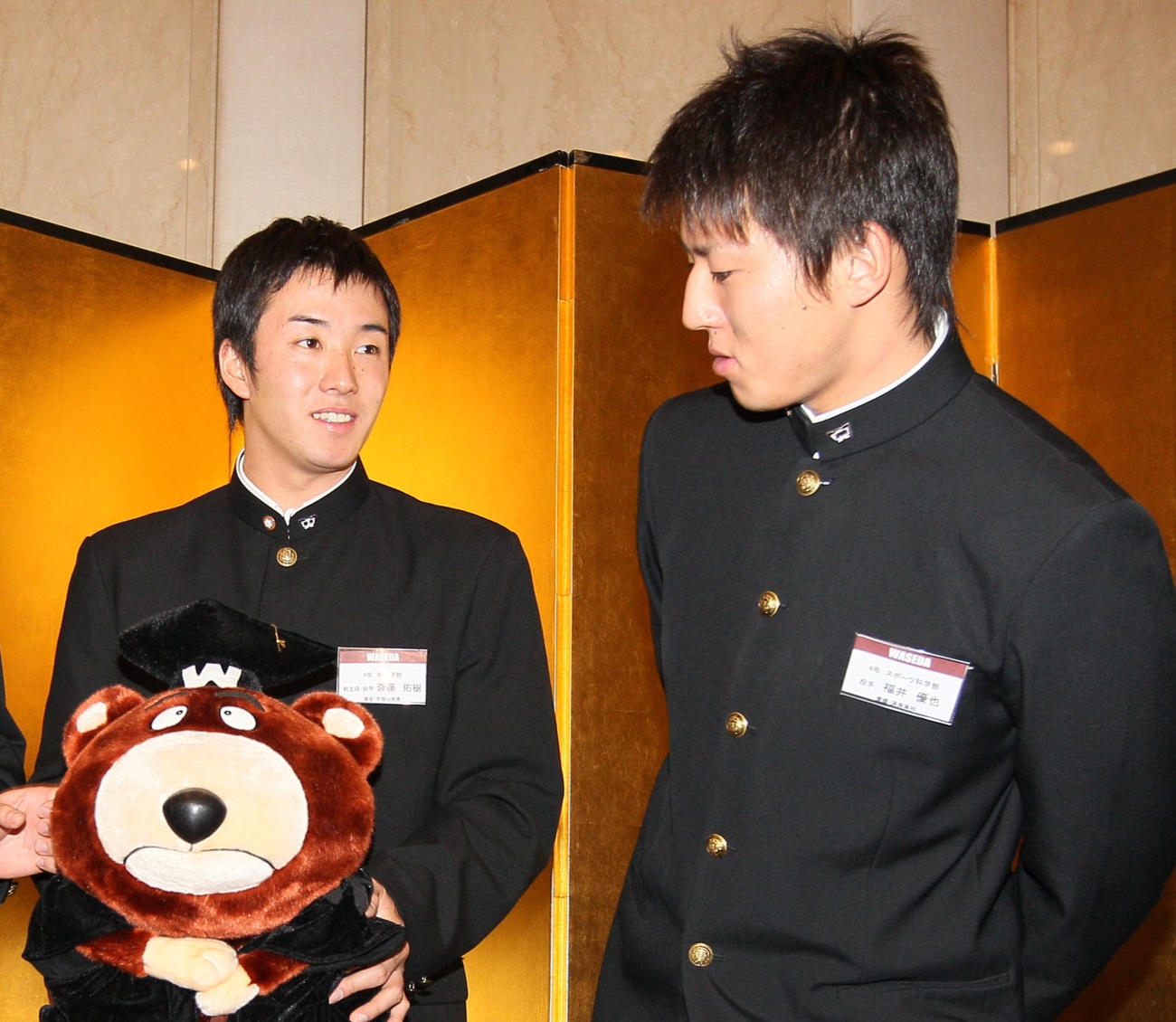 早大時代の斎藤佑樹（左）、福井優也（2010年12月16日撮影）