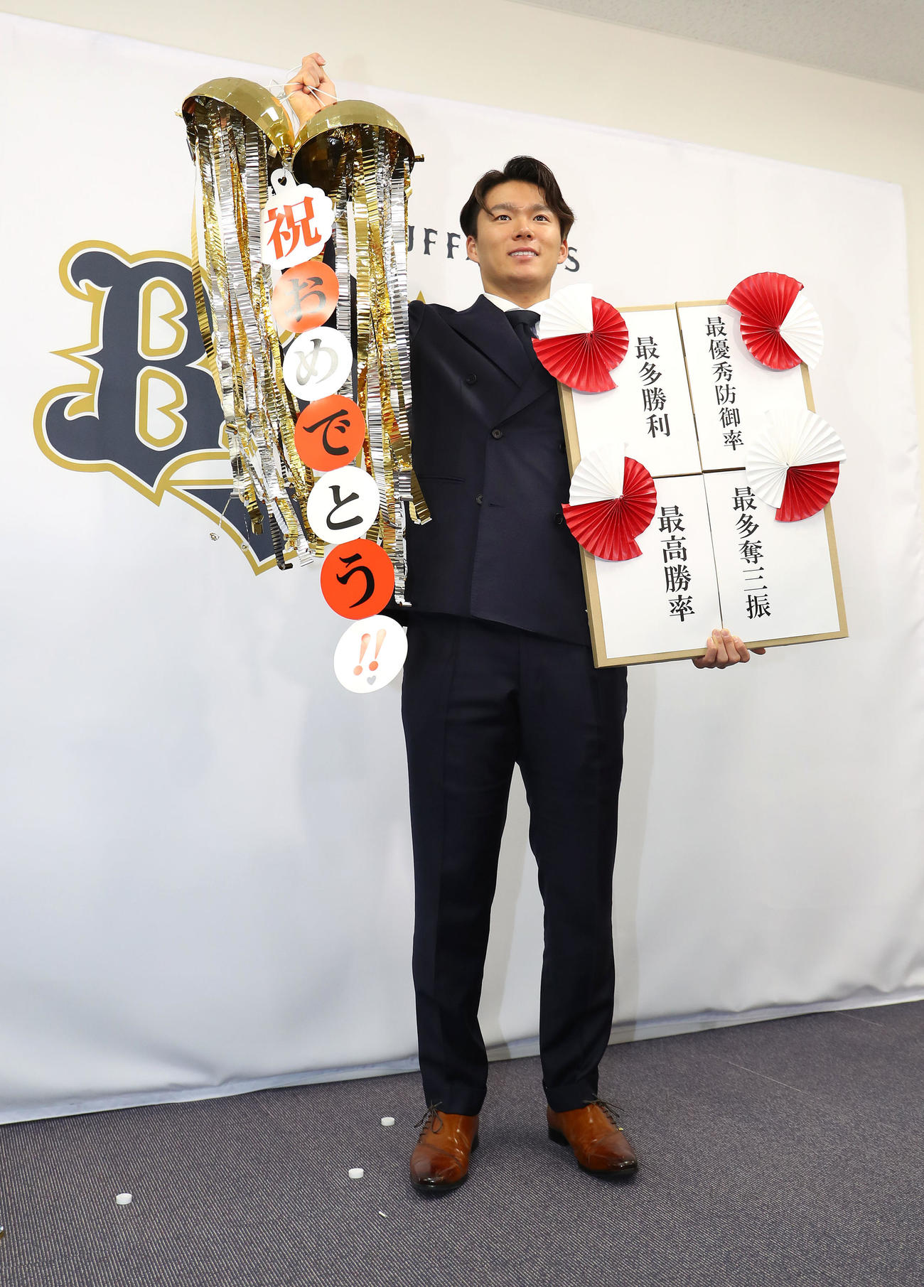 契約更改を終えて、笑顔で記念撮影に納まるオリックス山本（撮影・白石智彦）