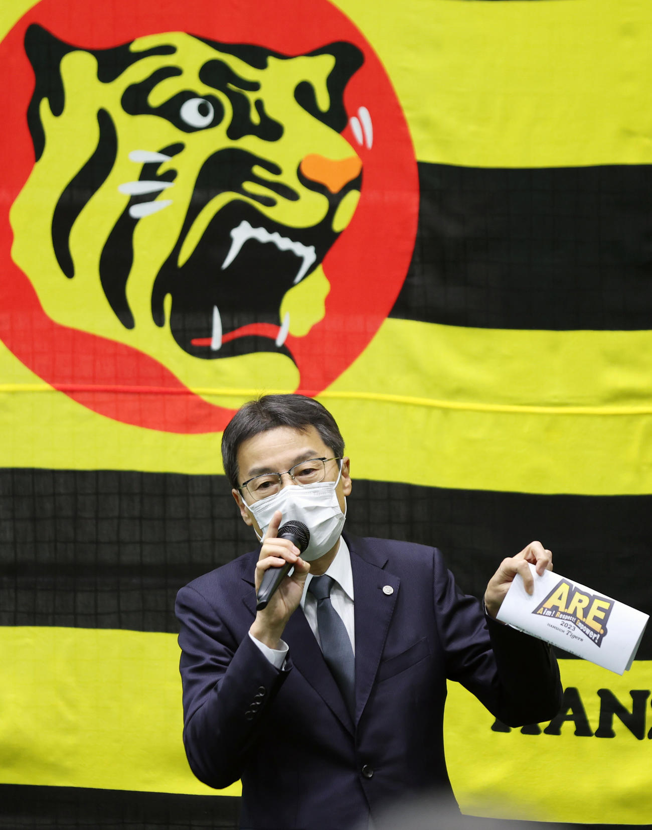 仕事納めで社員を前にあいさつする阪神百北球団社長（撮影・前田充）