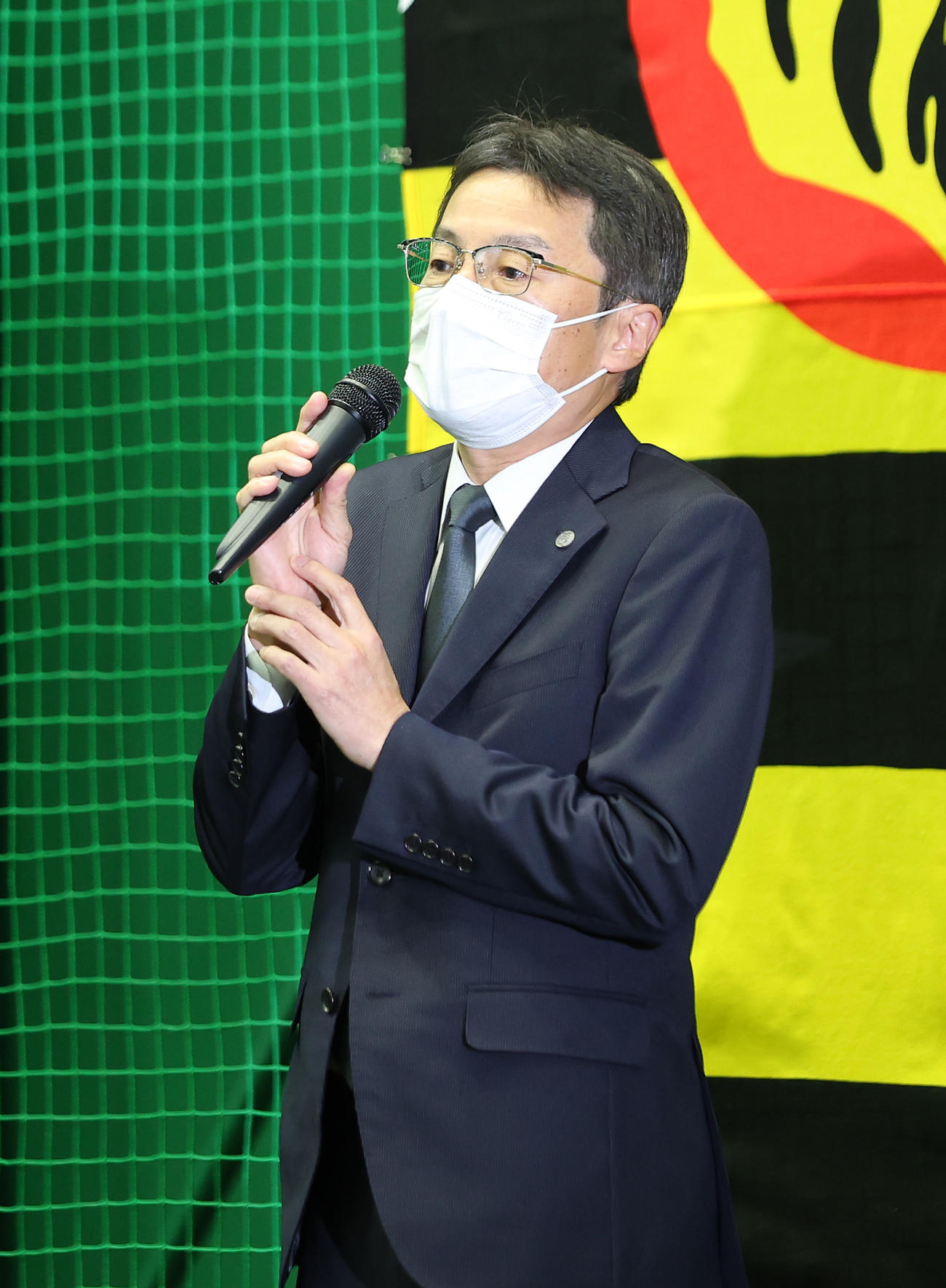 仕事納めで社員を前にあいさつする阪神百北球団社長（撮影・前田充）