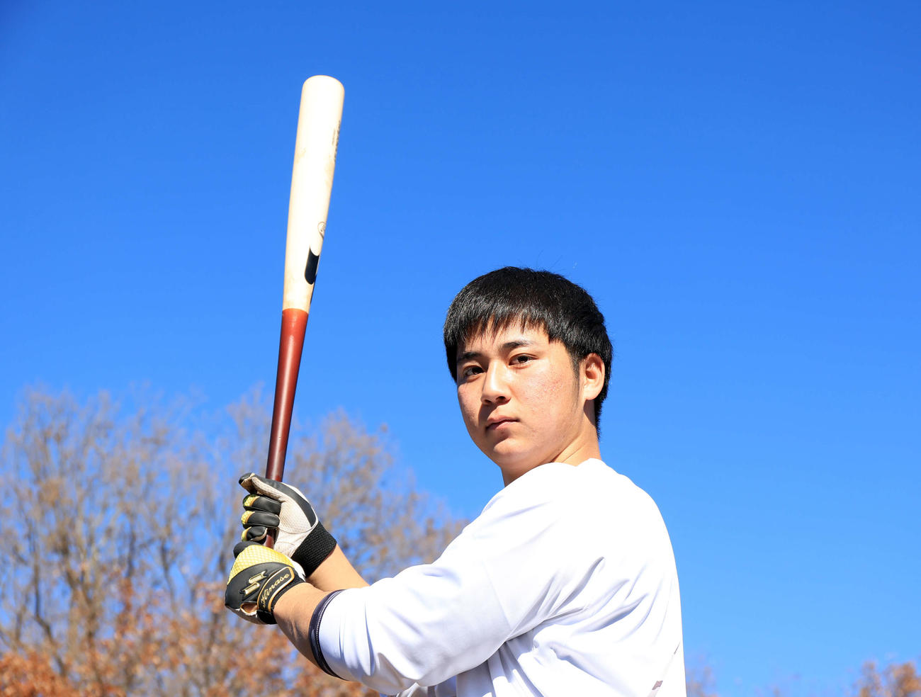 新人自主トレを公開した阪神井坪は青空を背にバットを構える（撮影・浅見桂子）