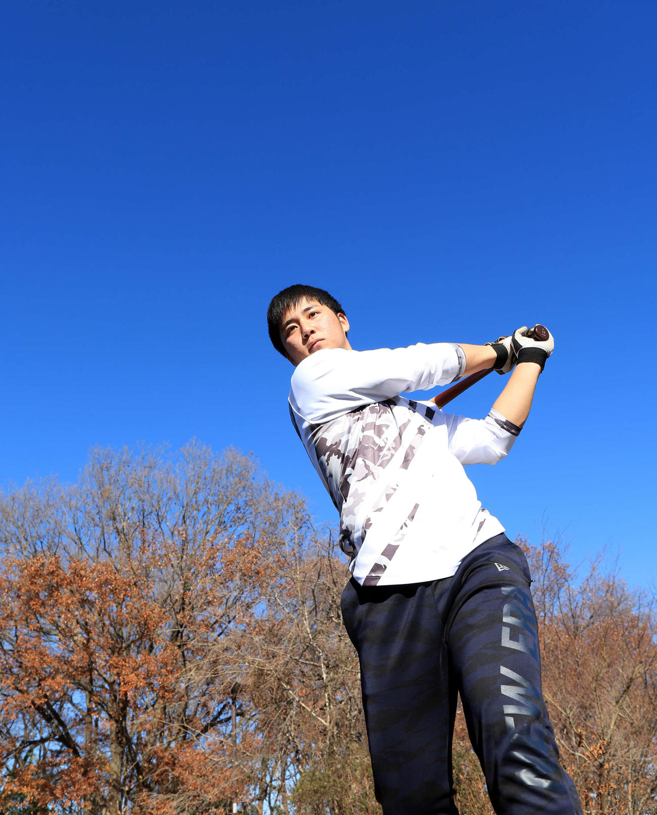 新人自主トレを公開した阪神井坪は青空を背に力強いスイング（撮影・浅見桂子）