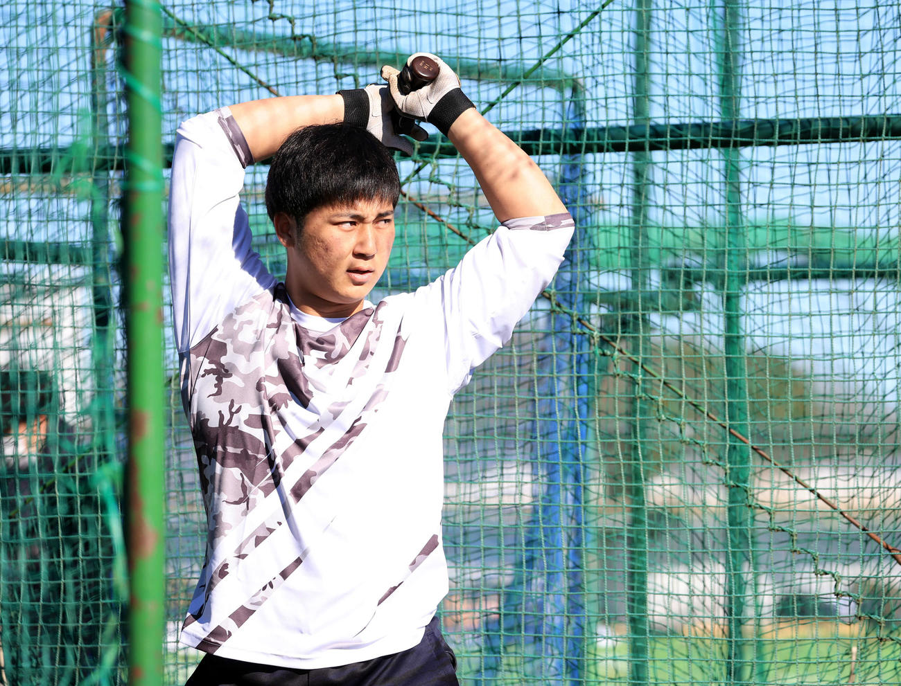 新人自主トレを公開した阪神井坪はフリー打撃で気合の入った表情を見せる（撮影・浅見桂子）