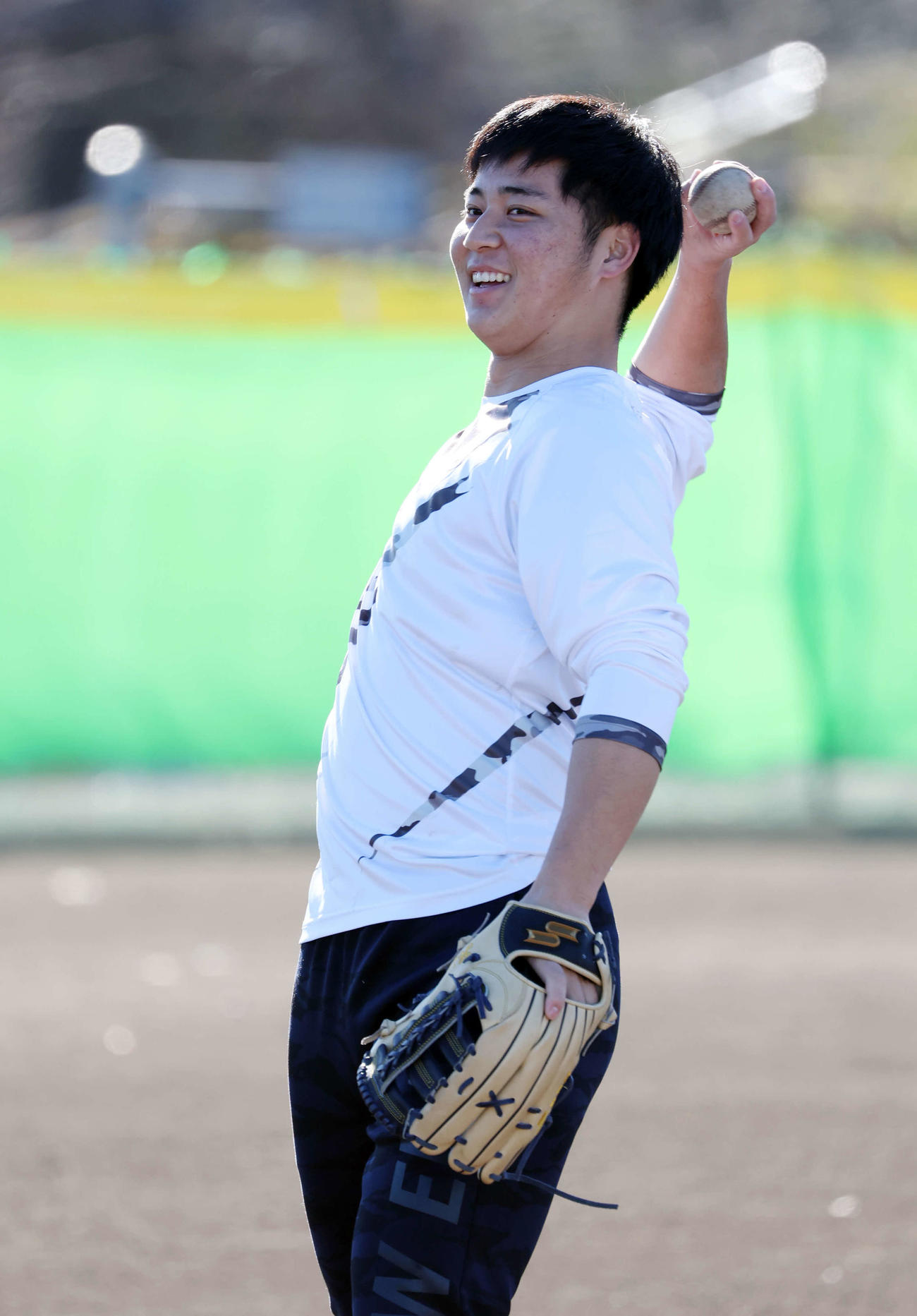 新人自主トレを公開した阪神井坪は笑顔でキャッチボール（撮影・浅見桂子）