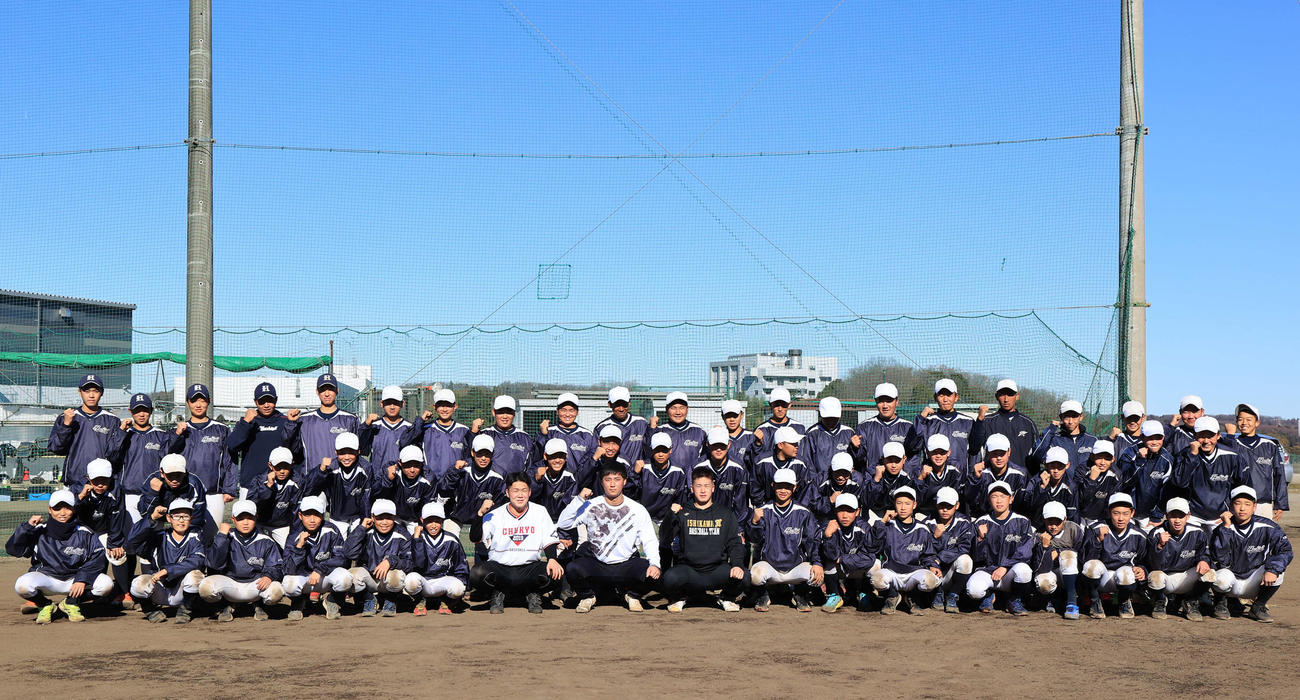新人自主トレを公開した阪神井坪（前列中央）は八王子リトルシニア時代の同級生と選手たちと笑顔で記念撮影（撮影・浅見桂子）