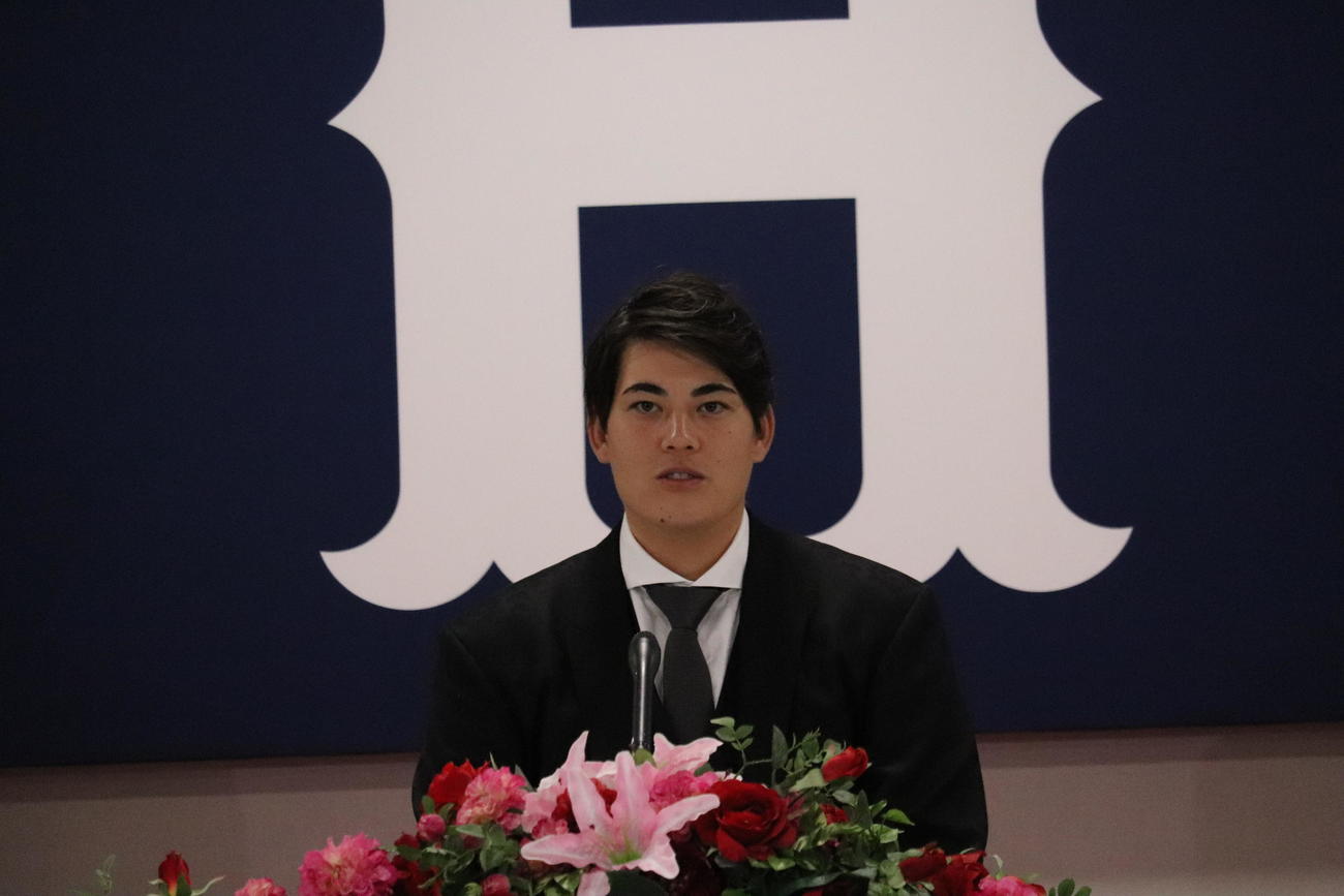 契約交渉を終えて会見する広島九里亜蓮投手（2022年12月6日撮影）