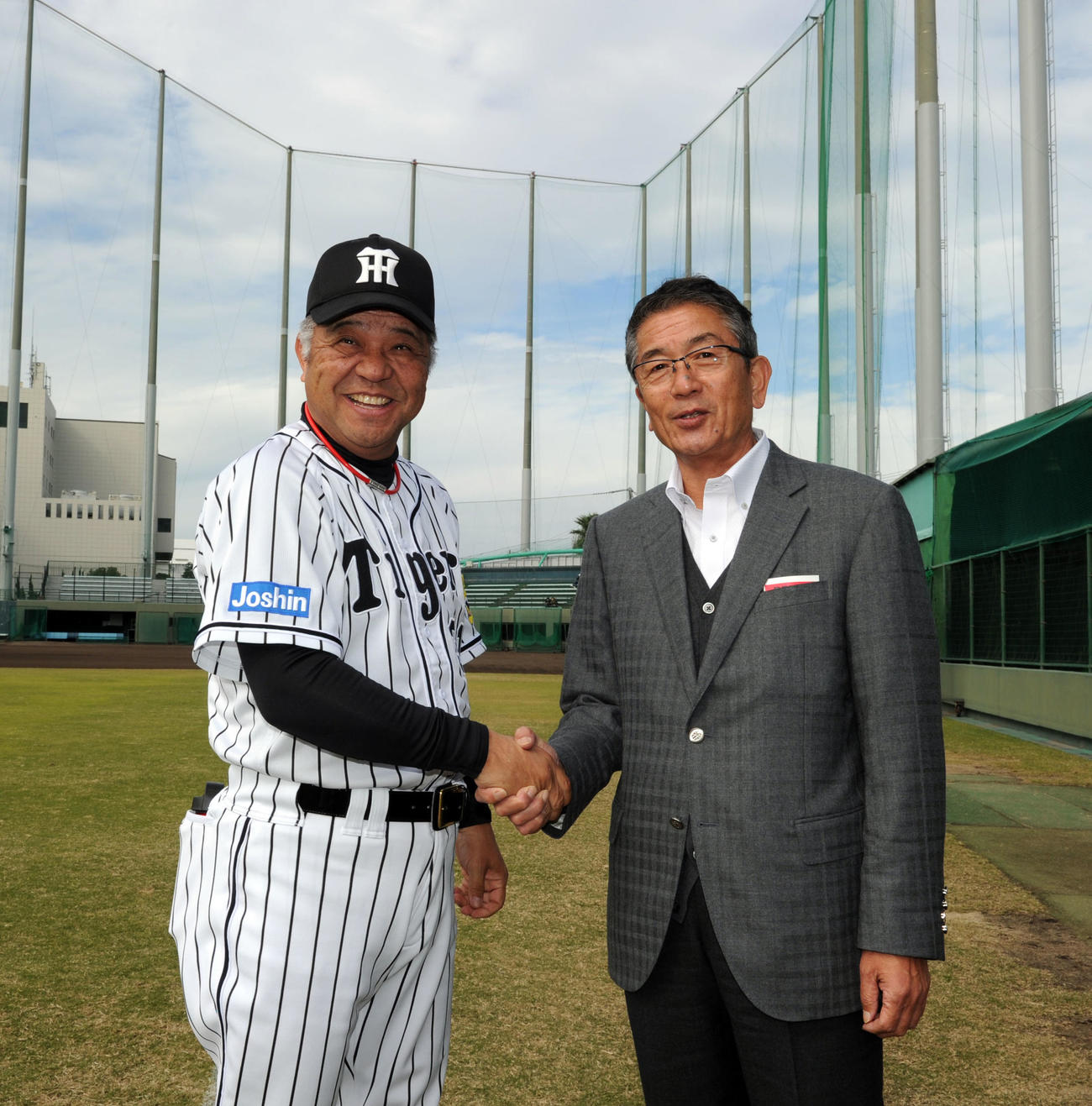 阪神掛布雅之2軍監督と握手を交わす井坂善行氏（2016年11月10日撮影）