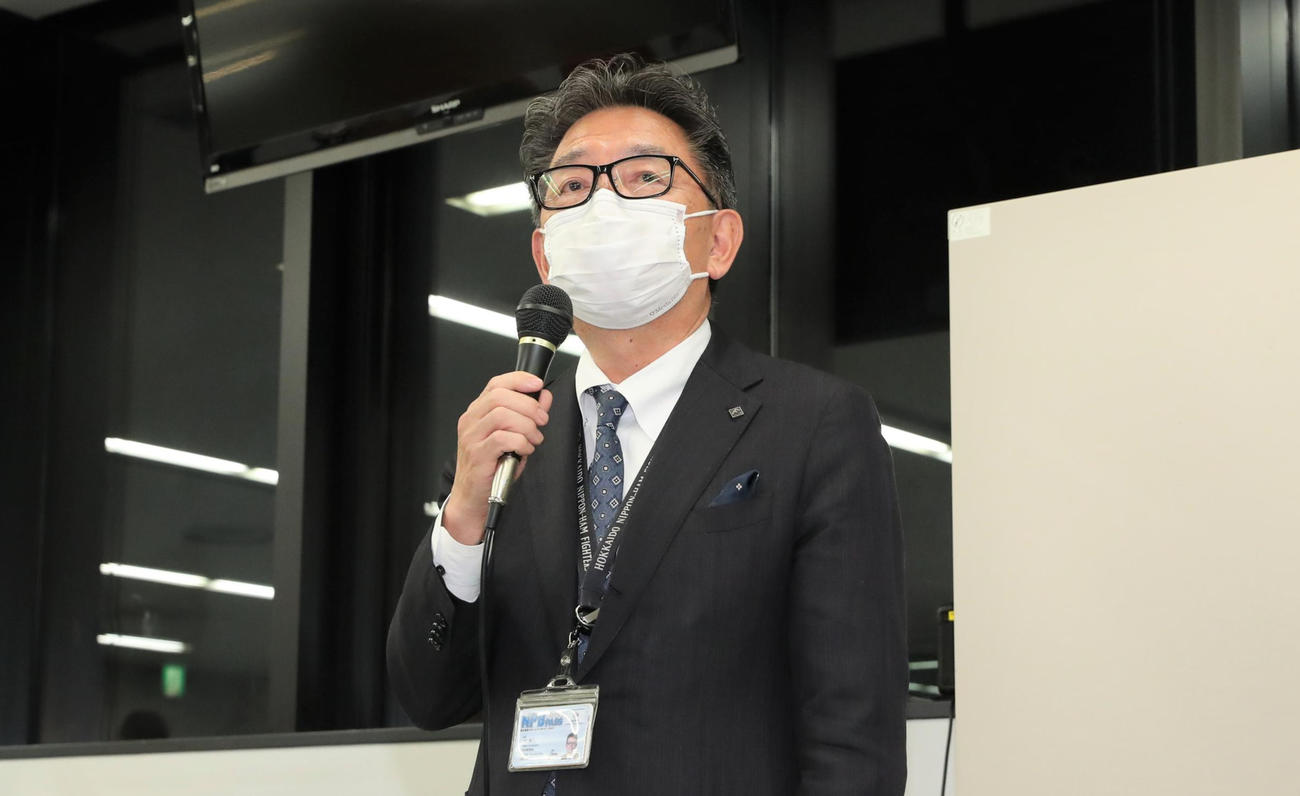 現球団事務所で最後の終礼をする日本ハム川村社長（撮影・黒川智章）