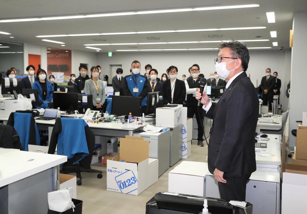 現球団事務所で最後の終礼をする日本ハム川村社長（撮影・黒川智章）