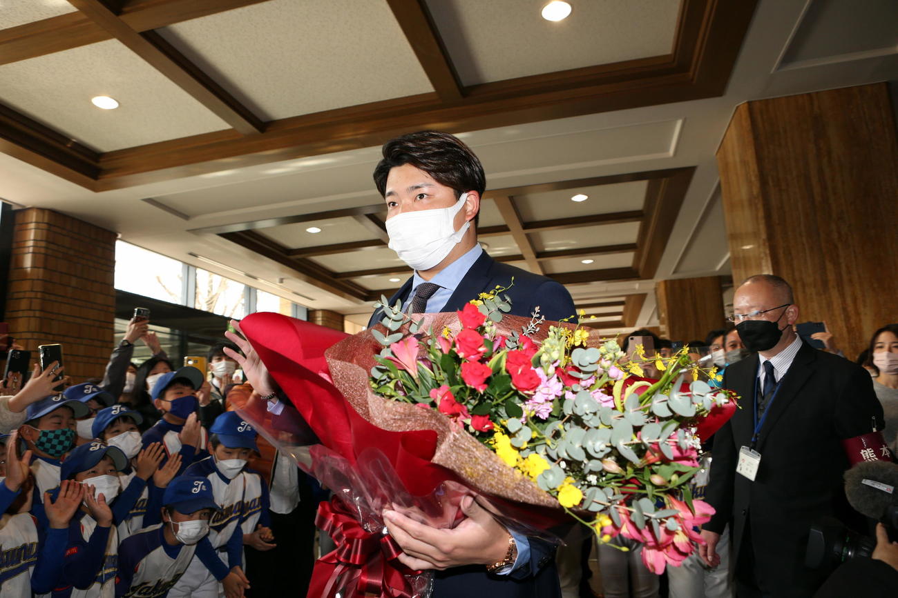 熊本県民栄誉賞を受賞したヤクルト村上を県庁ロビーで多くの県民が迎え入れた（撮影・三須一紀）