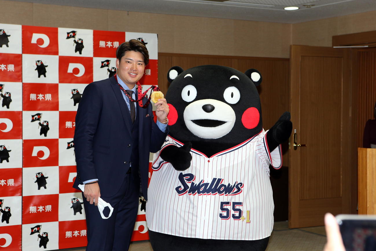 熊本県民栄誉賞を受賞し、くまモンから金メダルをもらったヤクルト村上（撮影・三須一紀）