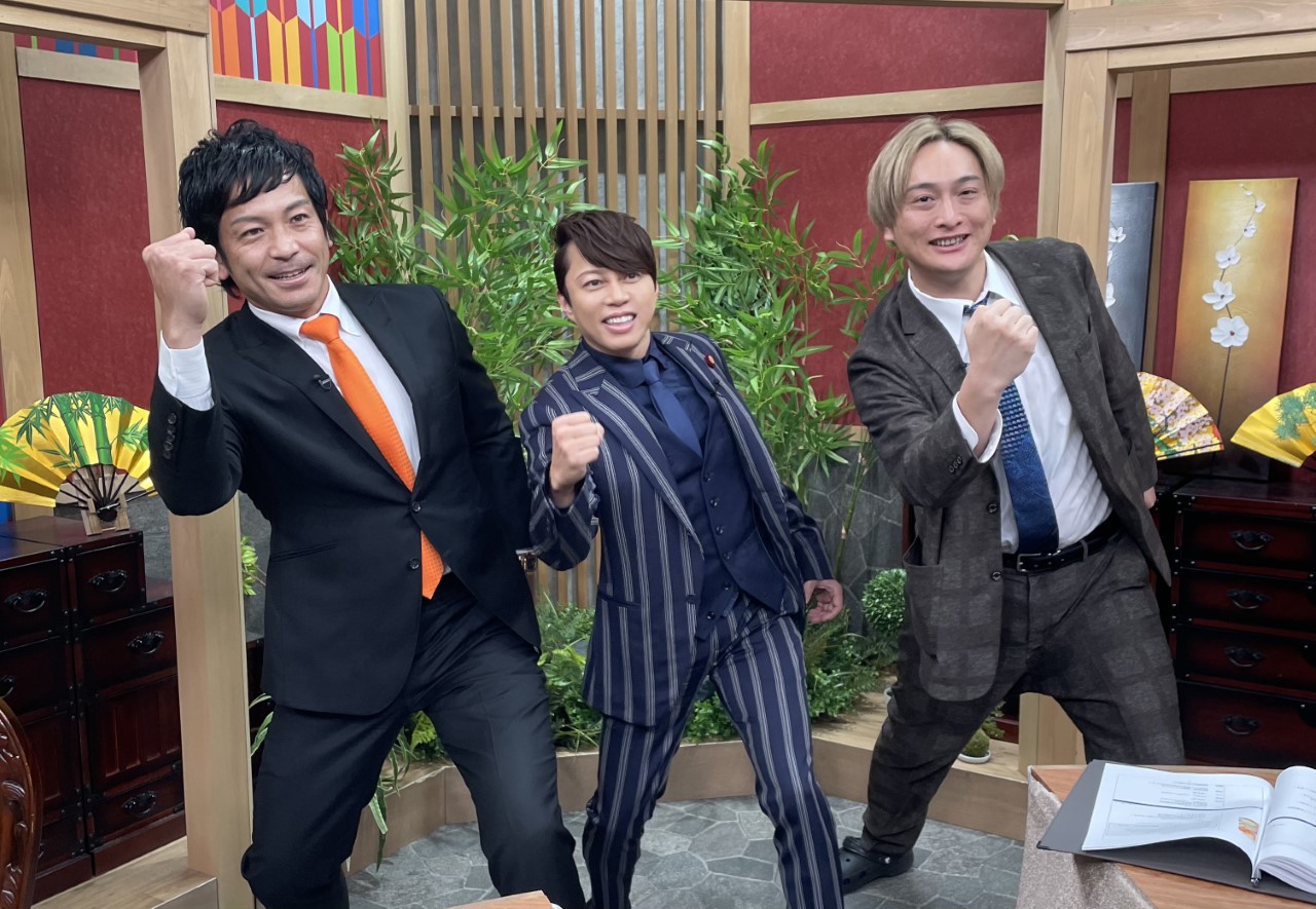 「西川貴教のバーチャル知事～超豪華！滋賀県人大集結SP～」で共演し、「熱男ポーズ」を見せる巨人松田（左）と西川（中央）とJP（BSJapanext提供）