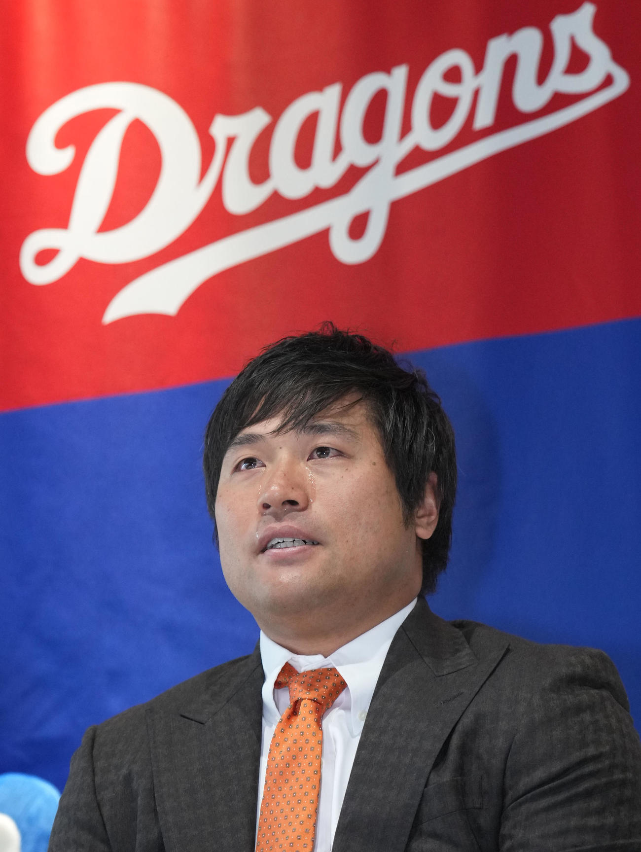 10月4日、中日ドラゴンズを自由契約となり涙を流しファンへの感謝を語る平田