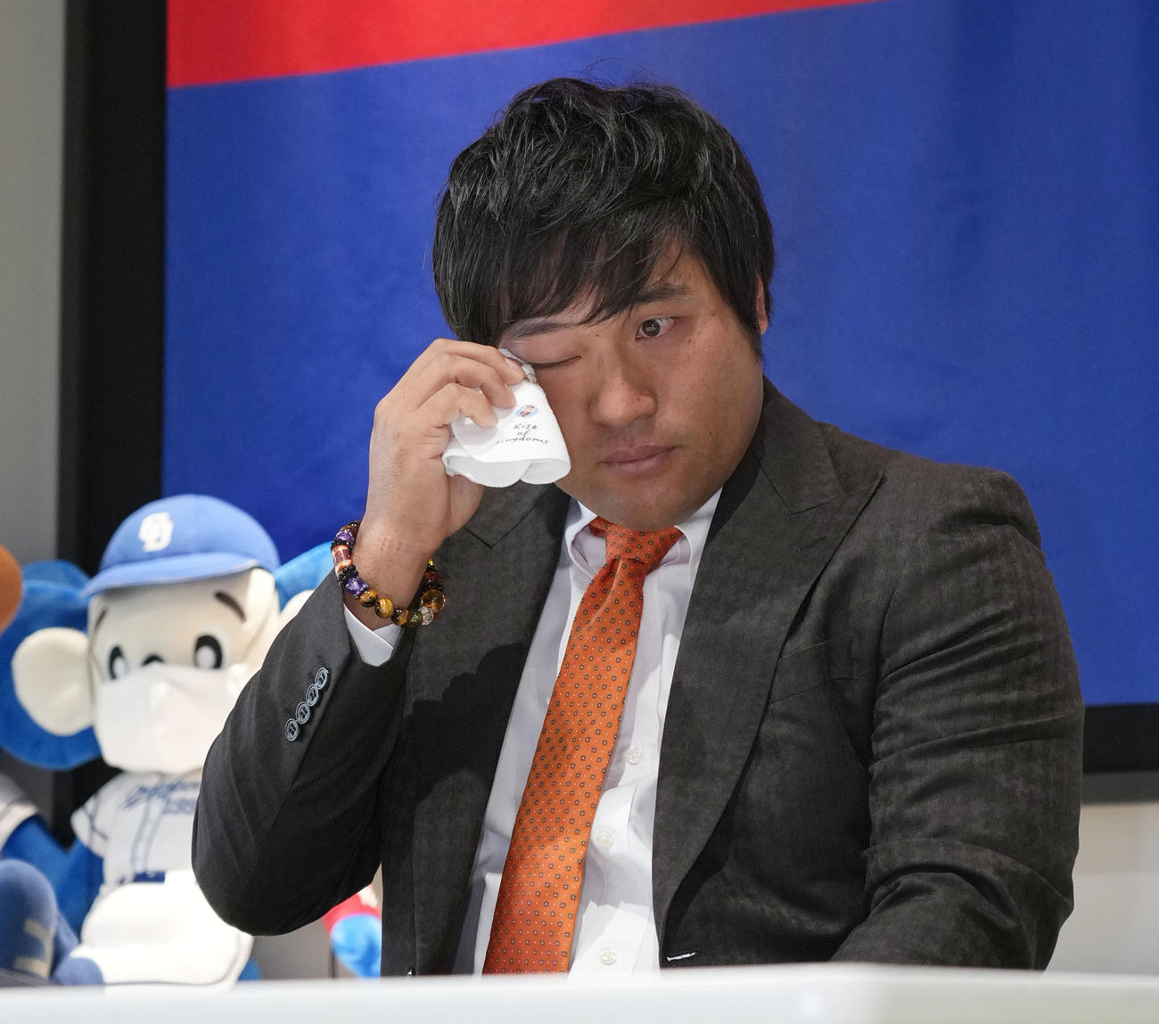 10月4日、中日を自由契約となり涙を流しファンへの感謝を語る平田