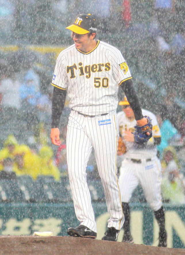 8月30日の広島戦、阪神先発の青柳はマウンドに上がるも、雨で試合開始が見合わせとなり苦笑い