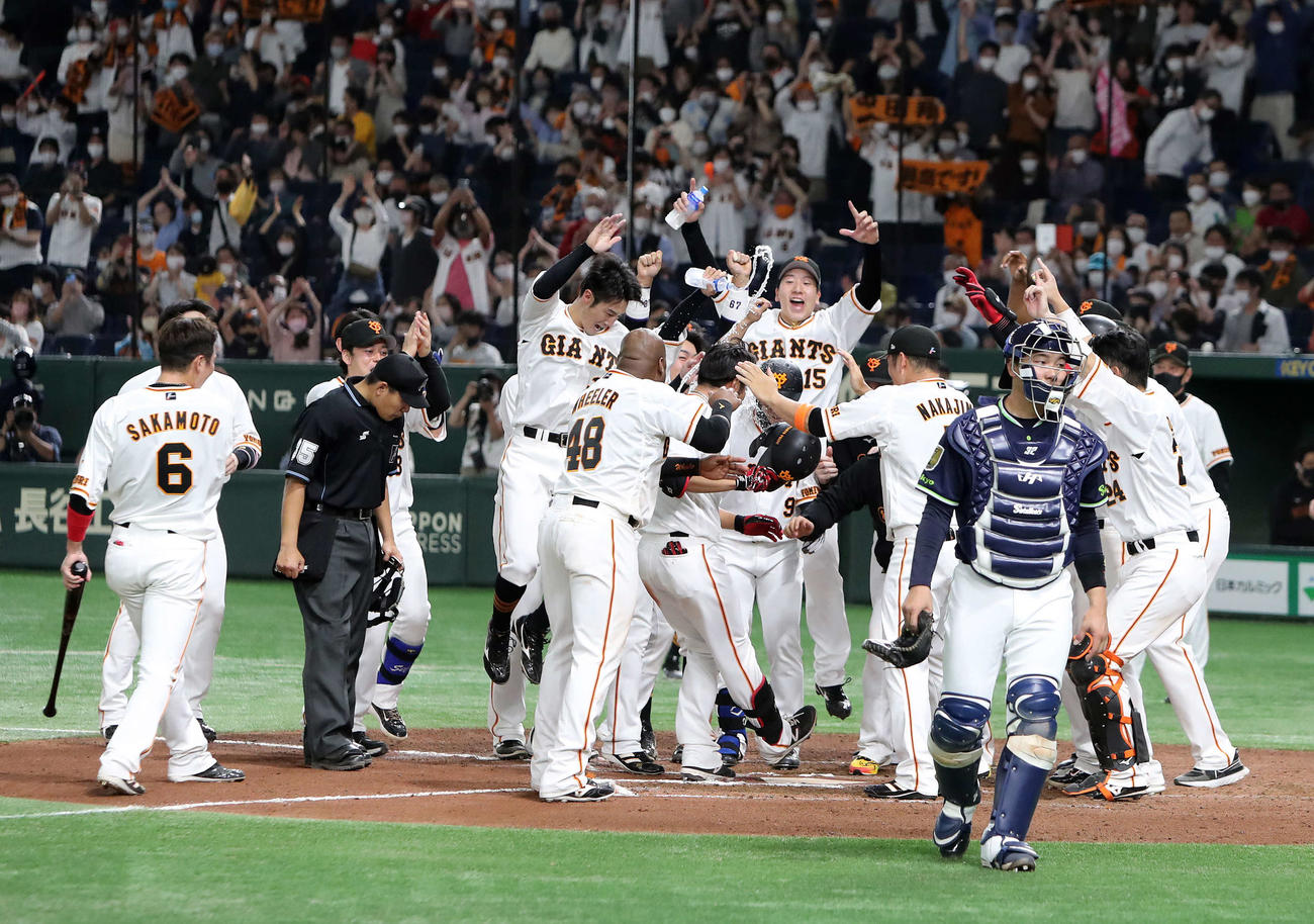 4月9日のヤクルト戦でサヨナラ右越えソロ本塁打を放った立岡（中央）を喜び迎える巨人ナイン。後方中央は大勢