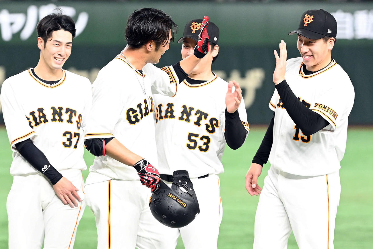 4月9日のヤクルト戦でサヨナラ本塁打を放った立岡を迎える大勢