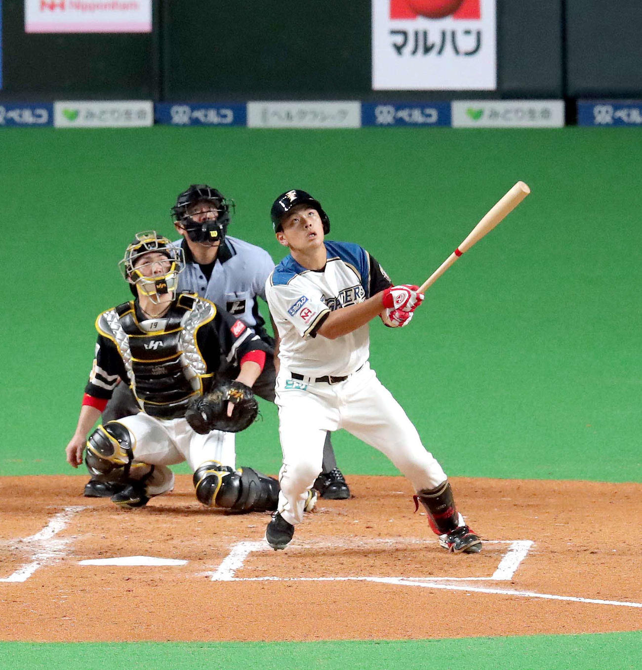 2回にプロ初本塁打を放つ野村