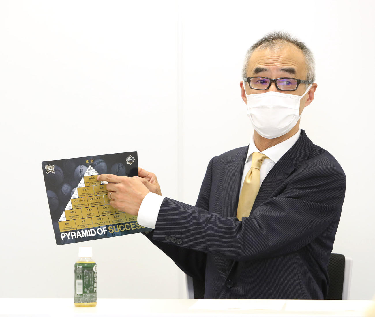 仕事納めの日に今年の総括で成功のピラミッドについて語るオリックス湊球団社長（撮影・白石智彦）