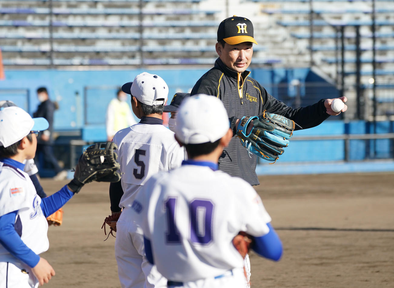 プロ野球静岡県人会　野球教室で子どもたちにアドバイスをする岩崎（撮影・森本幸一）