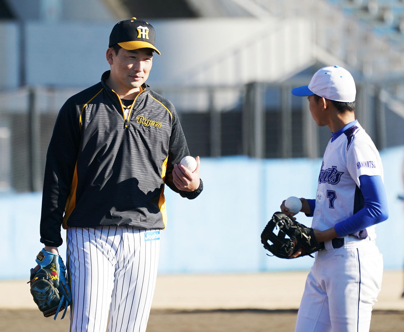 プロ野球静岡県人会　野球教室で子どもたちにアドバイスをする岩崎（撮影・森本幸一）
