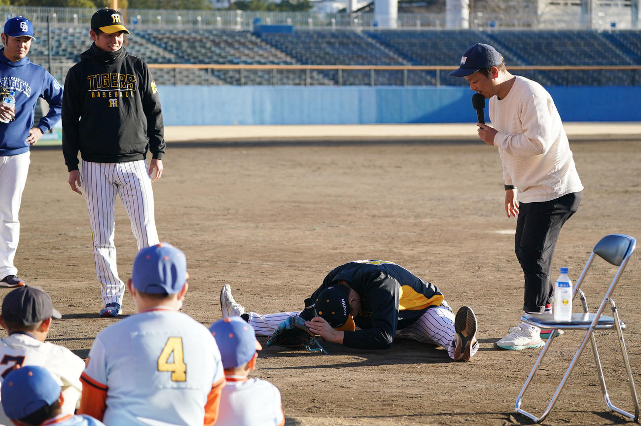 野球教室で子どもたちに体の柔らかさを披露する岩崎（右から2人目）（撮影・森本幸一）