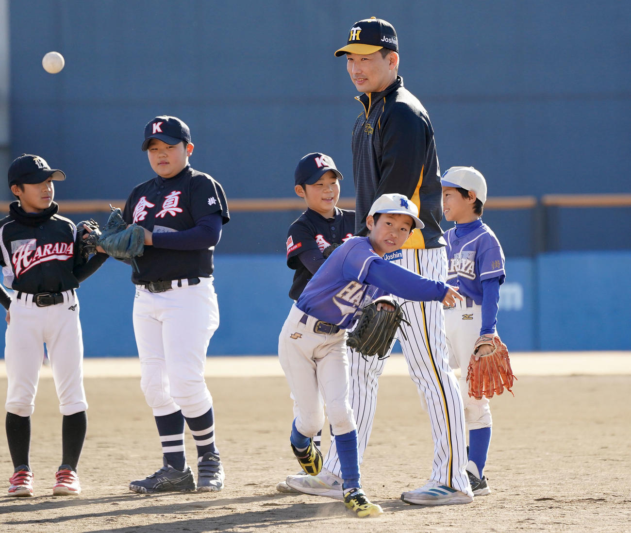 プロ野球静岡県人会　野球教室で子どもたちの練習を見つめる岩崎（撮影・森本幸一）