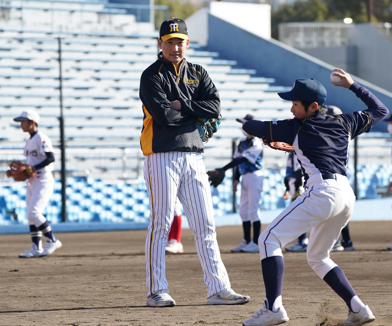 プロ野球静岡県人会　野球教室で子どもたちの練習を見つめる岩崎（撮影・森本幸一）