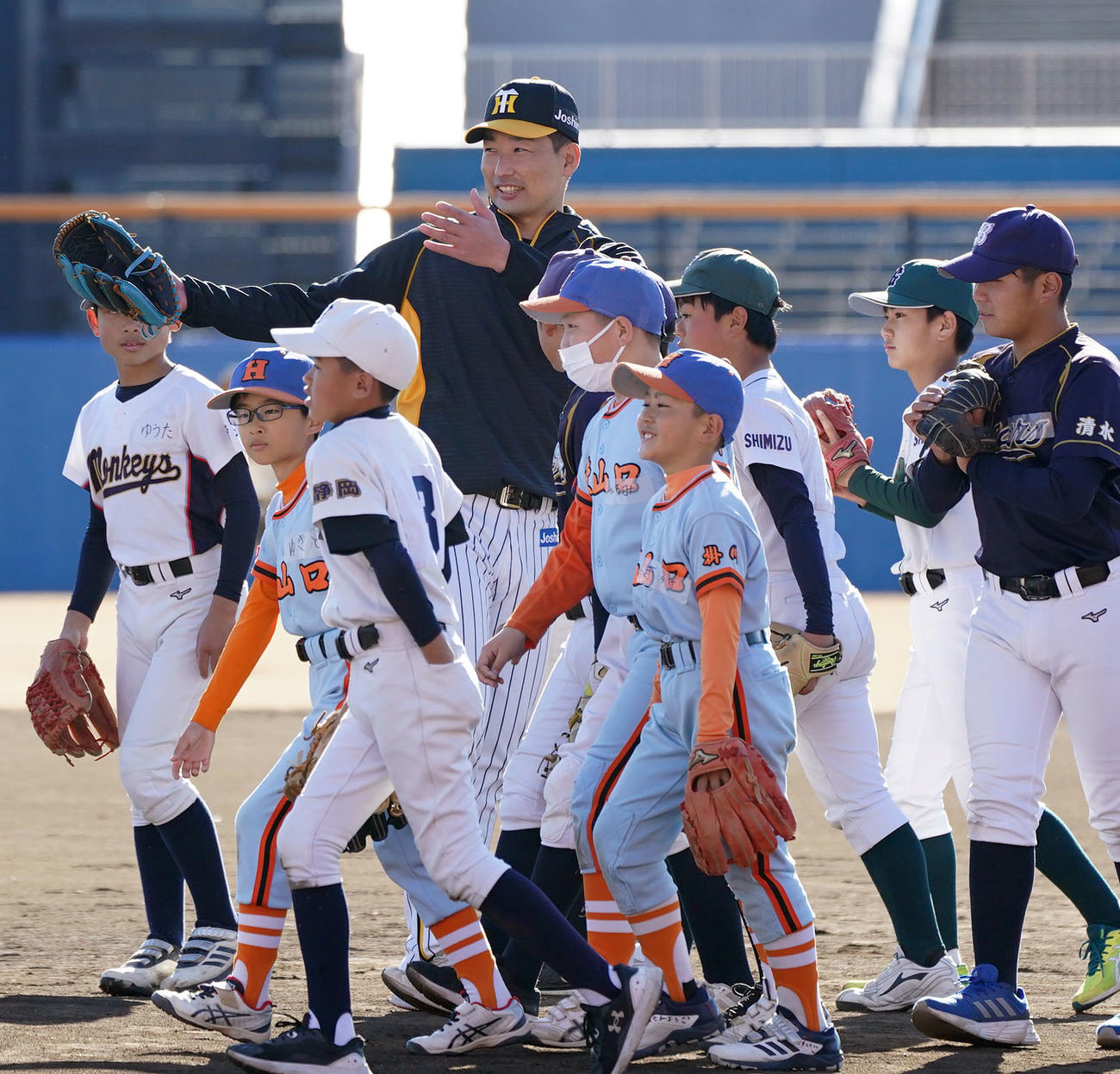 プロ野球静岡県人会　野球教室で子どもたちにアドバイスをする岩崎（撮影・森本幸一）