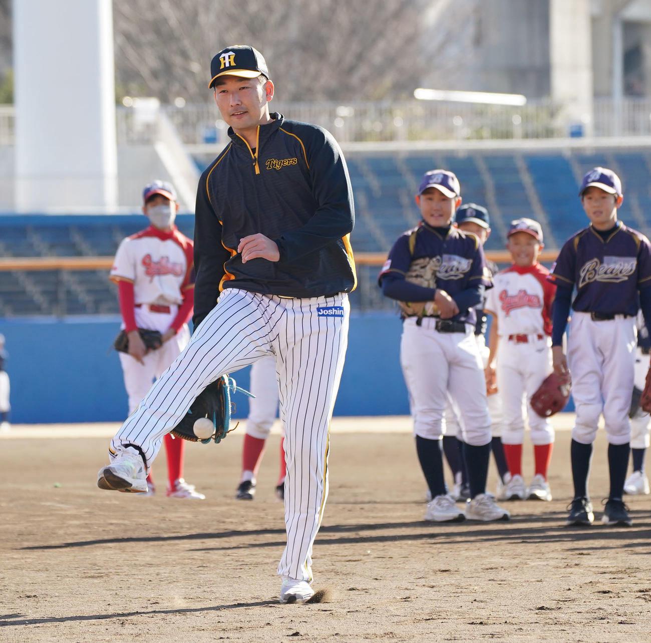 プロ野球静岡県人会　野球教室で子どもたちに捕球を見せる岩崎（撮影・森本幸一）