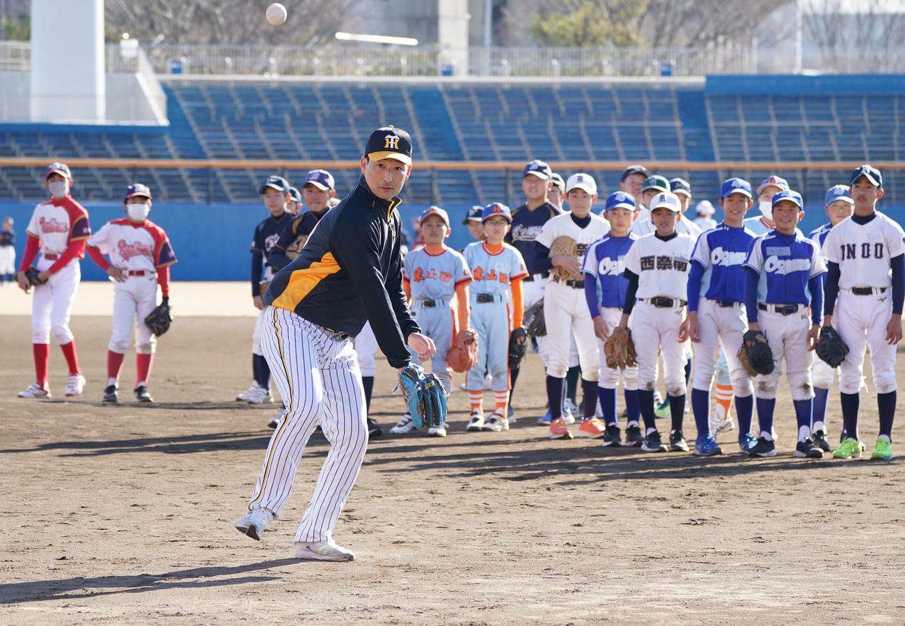 プロ野球静岡県人会　野球教室で子どもたちに捕球を見せる岩崎（撮影・森本幸一）