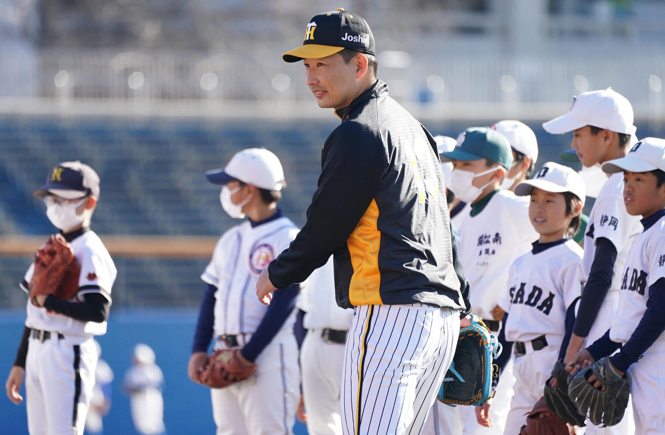 プロ野球静岡県人会　野球教室で子どもたちにアドバイスをする岩崎（撮影・森本幸一）