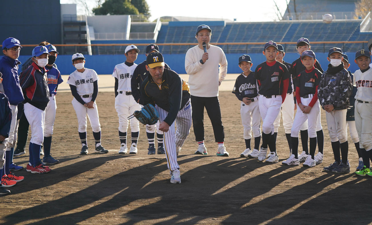 野球教室で子どもたちにマウンドから投球を披露する岩崎（手前）（撮影・森本幸一）