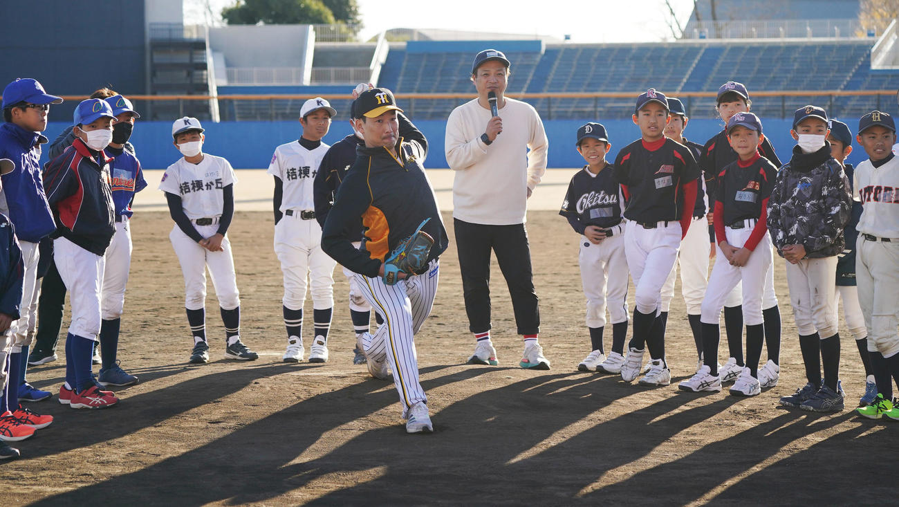 野球教室で子どもたちにマウンドから投球を披露する岩崎（手前）（撮影・森本幸一）