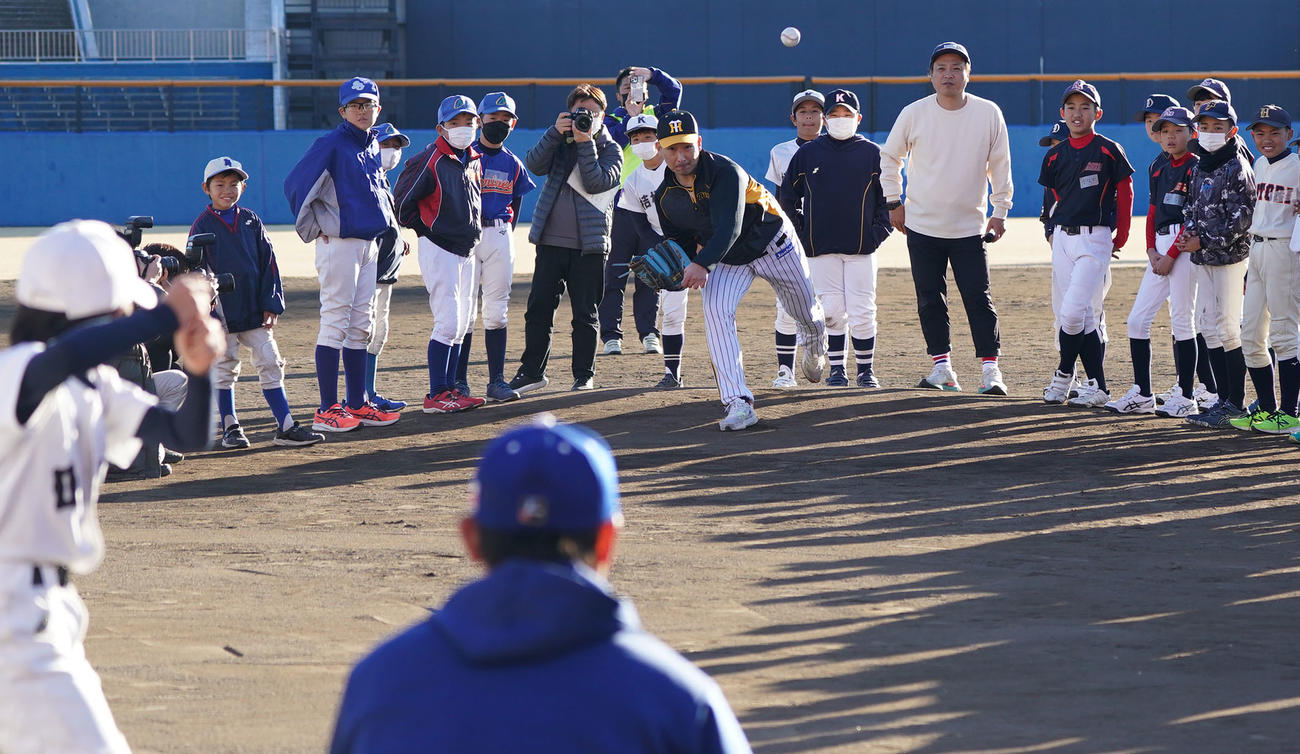 野球教室で子どもたちにマウンドから投球を披露する岩崎（奥・中央）（撮影・森本幸一）